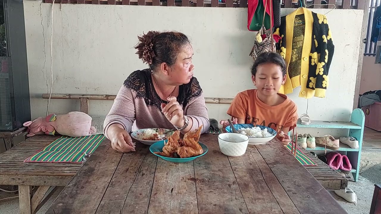 กินข้าวกับนางรุ้งเงินเดือนออกให้เงินหลานไปกินยู่โรงเรึยน