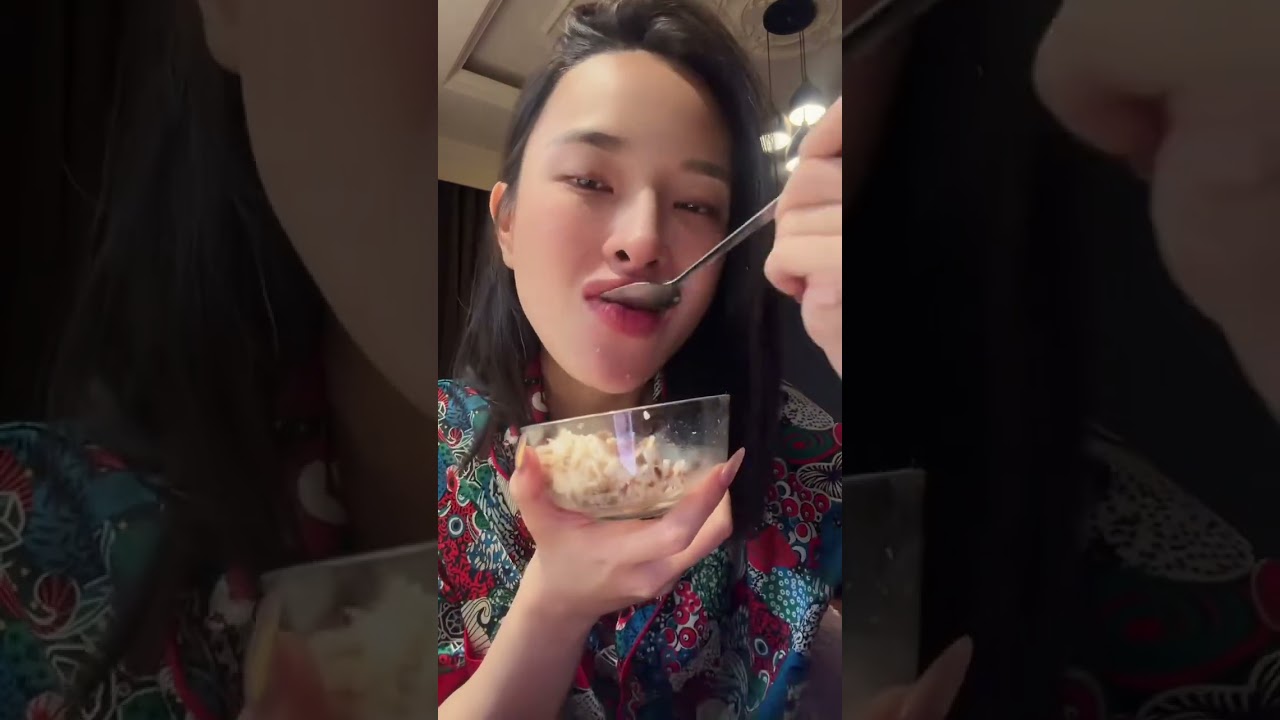 Đêm hôm nhà chẳng còn gì ngoài bát cơm nguội và hộp mắm tép gân 🫶