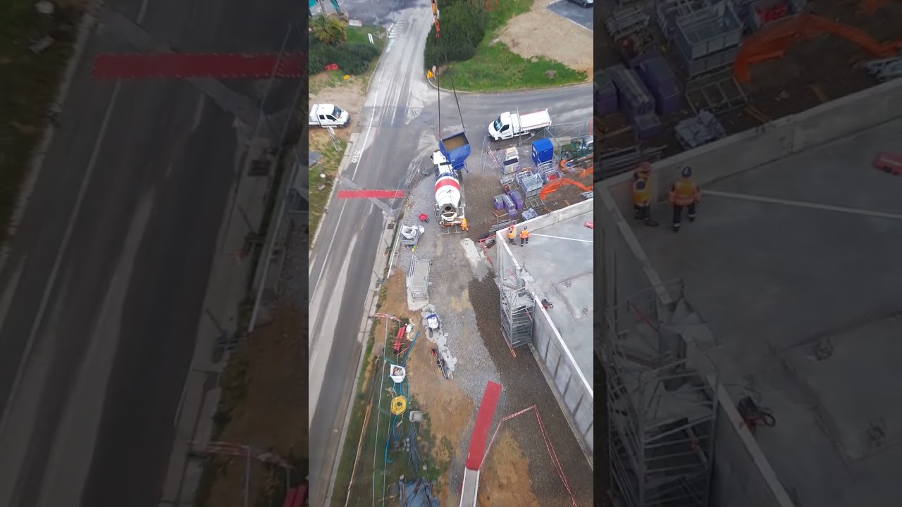 je vide une toupie de gravier. a la benne à béton.
