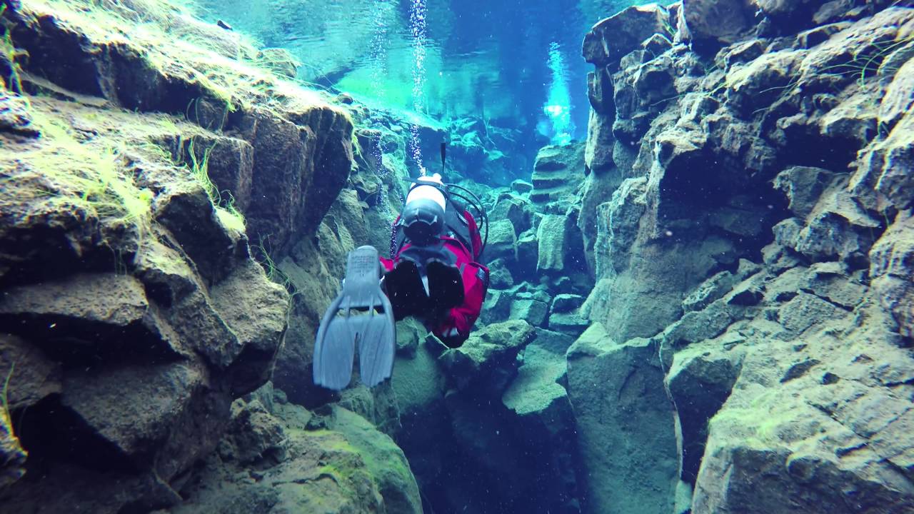 Diving in Silfra, Iceland [4K]