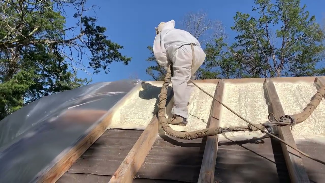 Сборка бревенчатого домика Woodmizer — нанесение пены на стропила!