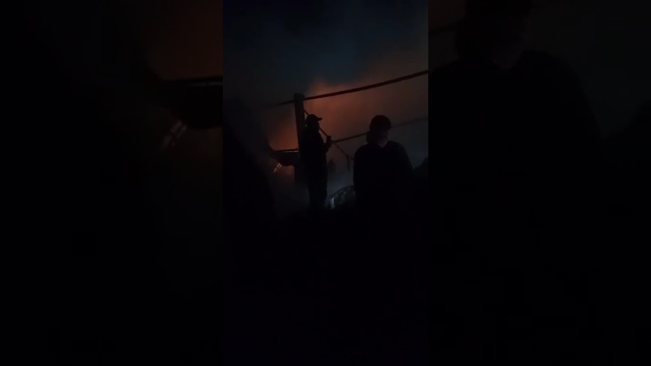الدخان يغطي السماء.. النيران تشتعل داخل مصنع عقل لقطع الغيار في طلخا بـ الدقهلية