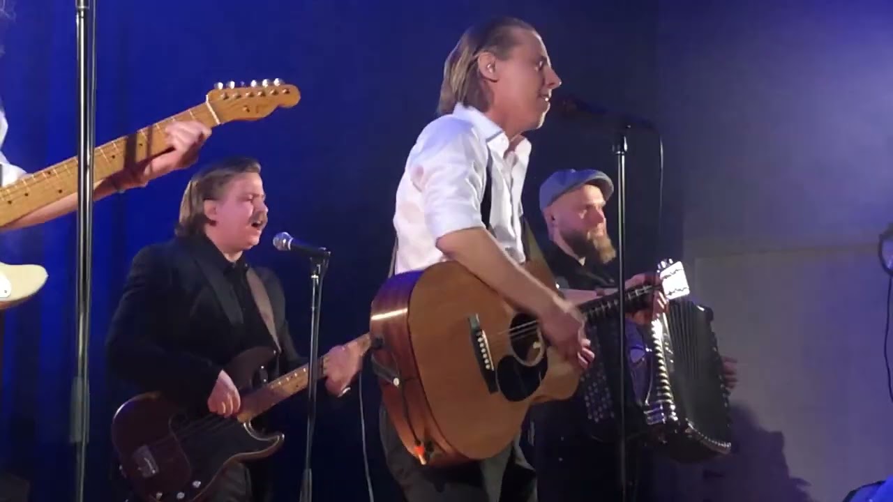 23.1.2023   Tampere  hepokatissa Komiat  yhtye keikalla  Ari Nurmi