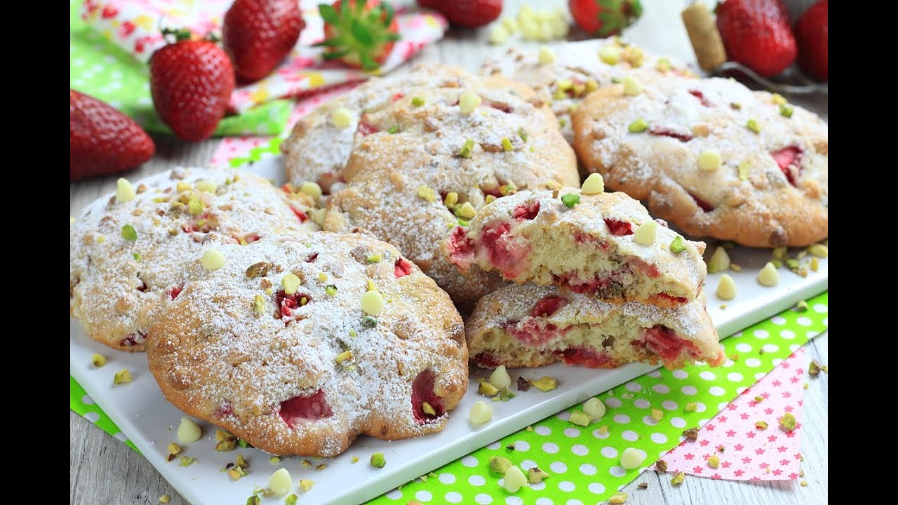 BISCOTTI ALLE FRAGOLE E CIOCCOLATO BIANCO: morbidissimi, profumati e molto semplici da preparare!