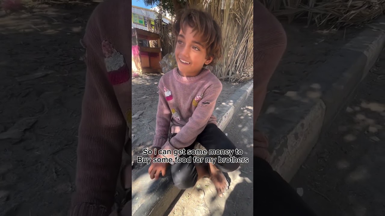 هذه الطفله تخرج من الصباح الباكر للبحث عن طعام لها ولإخواتها💔🇵🇸😭