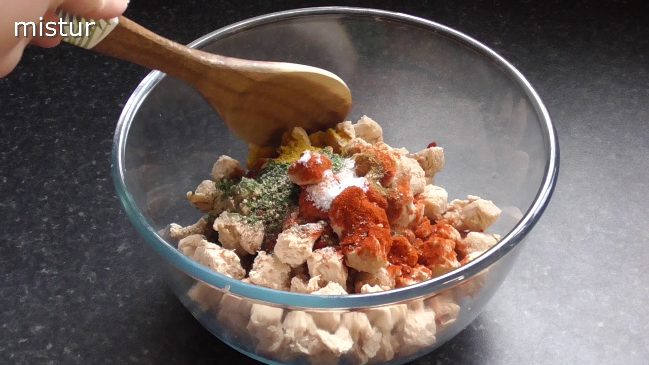 Pedaços de soja - preparar, temperar e cozinhar./ Soya chunks - prepare, season and cook.