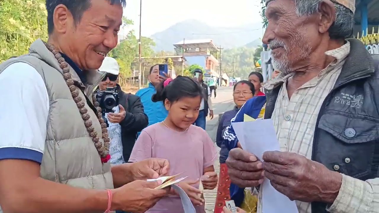 धरान - ५ श्रम संस्कृति पार्टी माटो चिन्ह को घर दैलो गर्दै / माटो मा भोट लगाउन विदेश देखि घर आए 