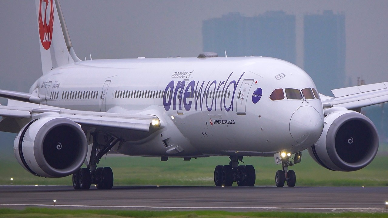 ✈ AWESOME .. Planespotting at Soekarno Hatta CGK/WIII (4K)