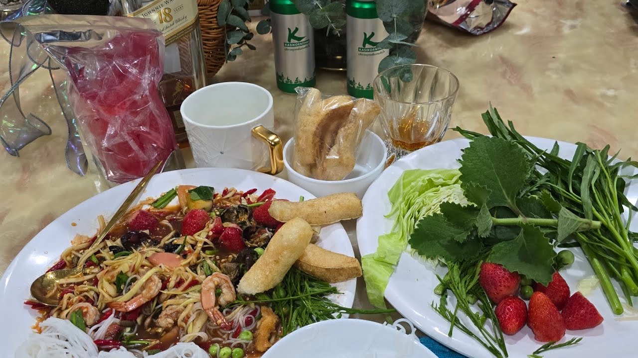 จากตำปูปลาร้าใส่กุ้งลวกจนกลายเป็นตำซั้ว ส้มตำรวมทุกๆอย่างในจานเดียวสไตล์เจ้เอื้อยชอบกับแค็บควายกรอบๆ