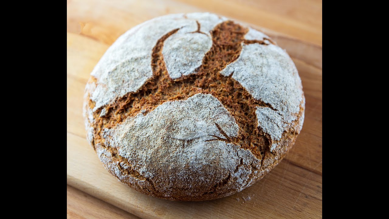 Hausbrot im Gusseisentopf gebacken.