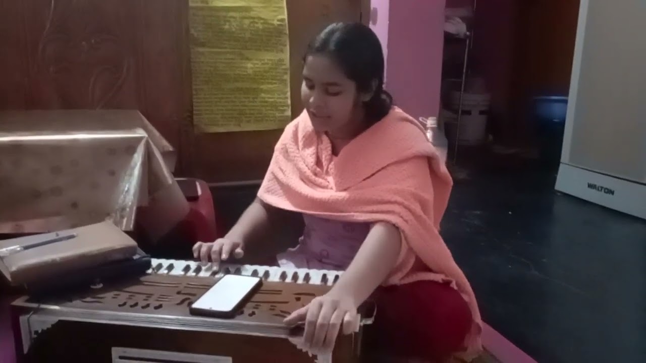 শিক্ষাকালীন সময় গান পরিবেশন করছেন। শ্রেয়া সরকার। প্রানো সখি রে ঐ শোন কদম্বতলে বংশী বাজায় কে।