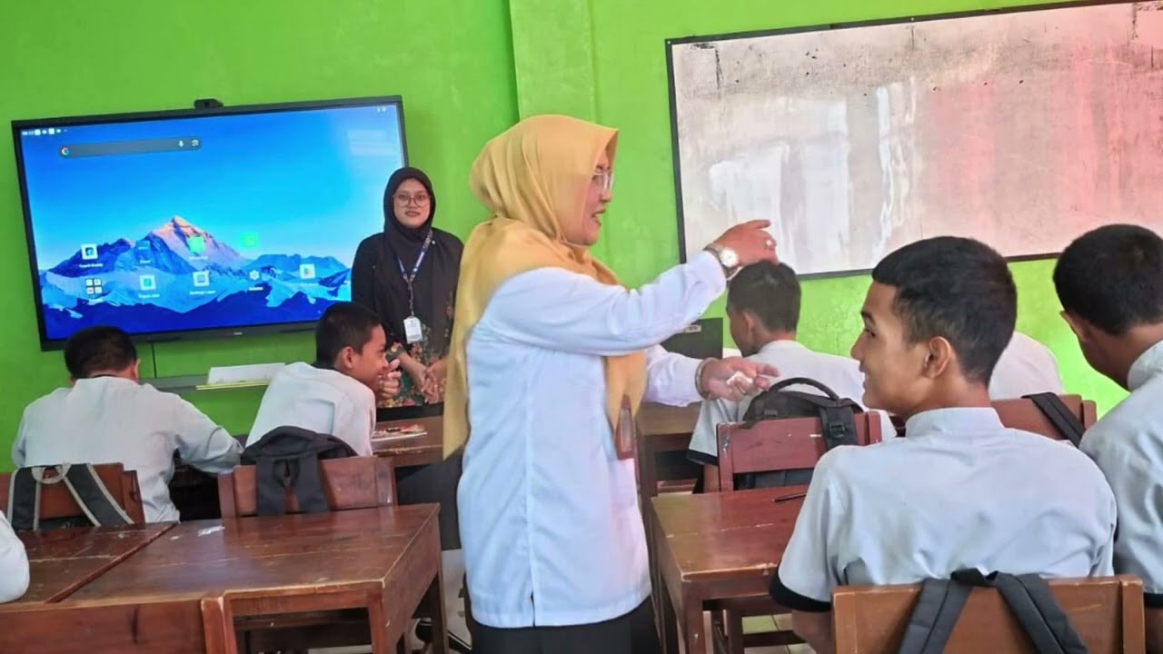 Pemanfaatan Interactive Flat Panel (IFP) di SMP Muhammadiyah 1 Wangon