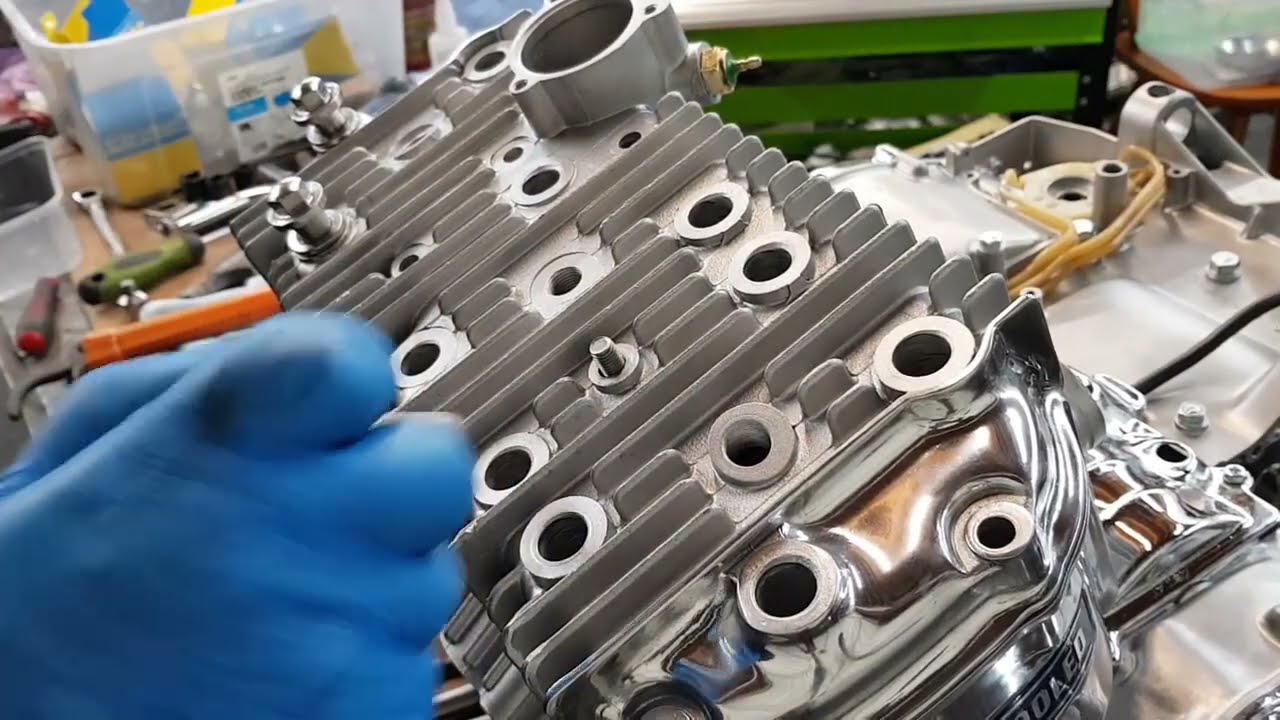 Установка головки блока цилиндров. Часть 13. Переборка двигателя Suzuki GT750. Руководство для ид...