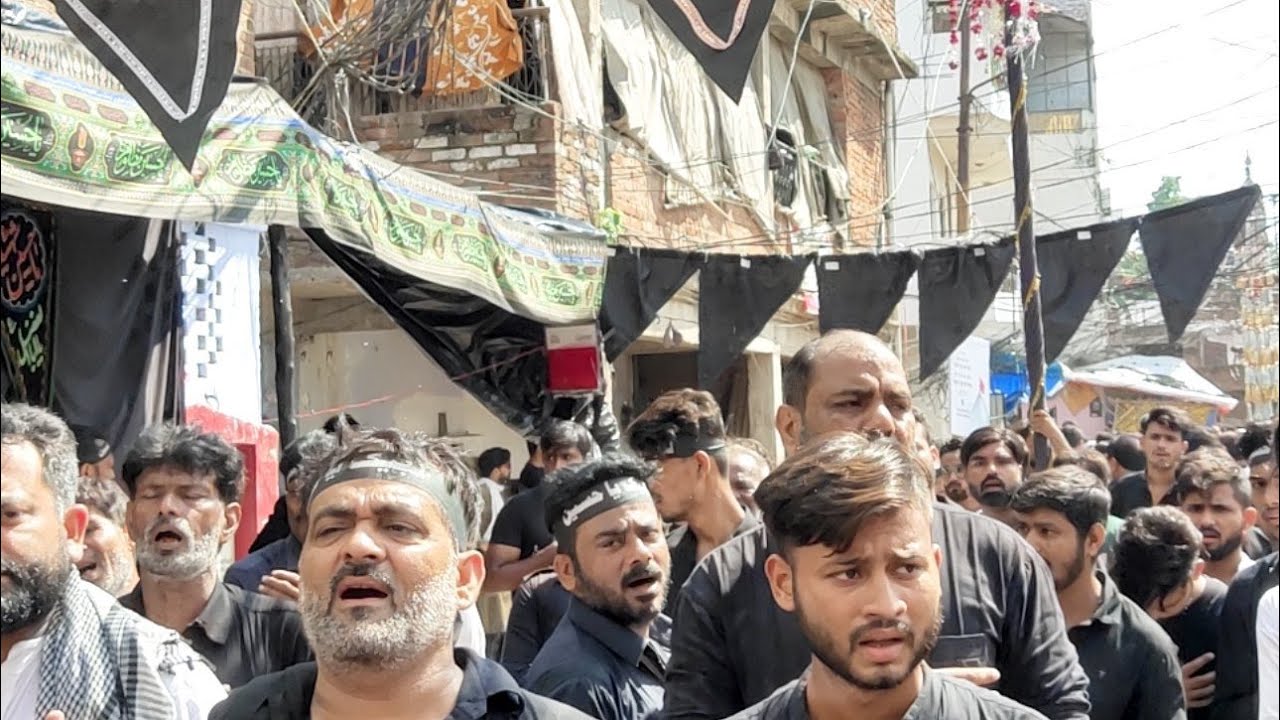 10 Moharram Juloos Maqbara Gwaltoli Kanpur Ashra (Anjuman Hussaini Brothers)