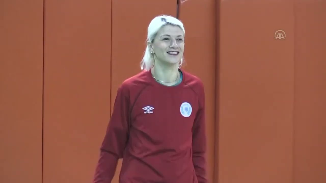 Gol kraliçesinin hentbola ilginç başlangıç hikayesi: Topu tutmam ile birlikte...