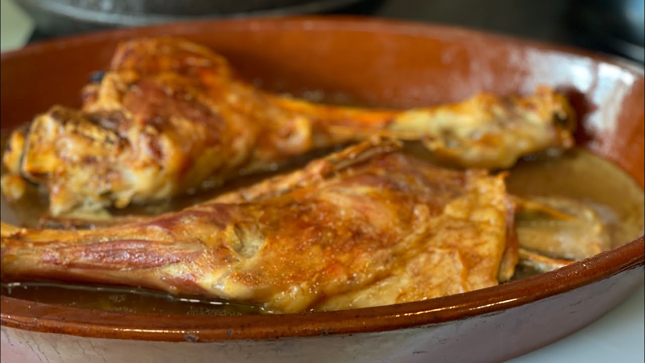 Cordero asado y patatas panaderas