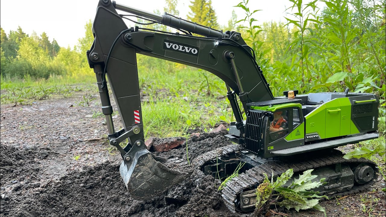 Fully equipped Huina 1583 RC digger 