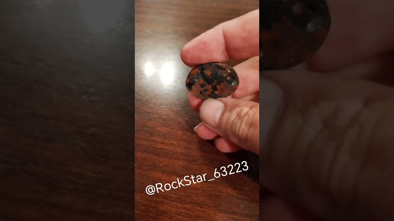 Rockhound cutting hornblende plagioclase feldspar #jalokivet #lapidary #rock #rockstar #kivenhionta