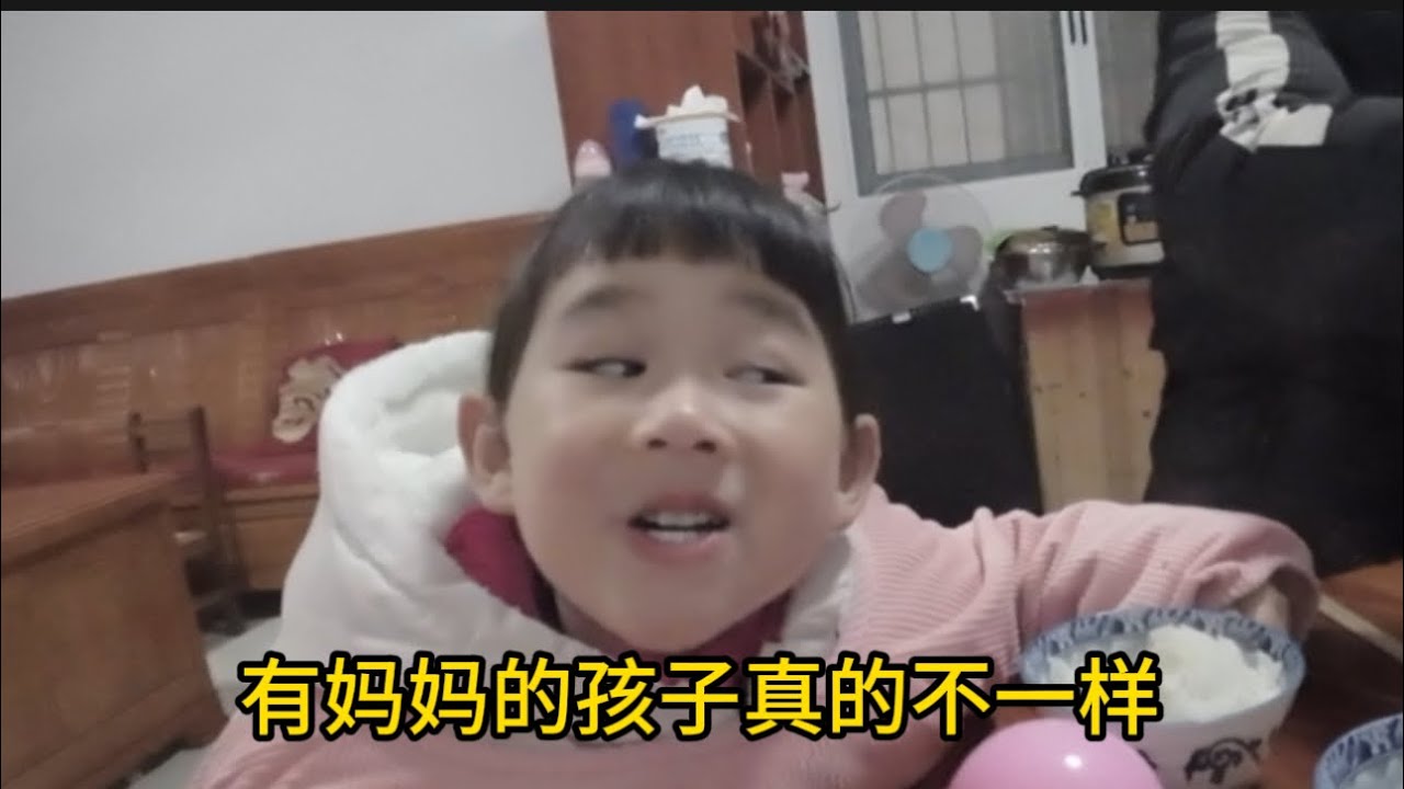 有妈妈的孩子真的不一样，表情是不是很无敌？看起来真可爱！