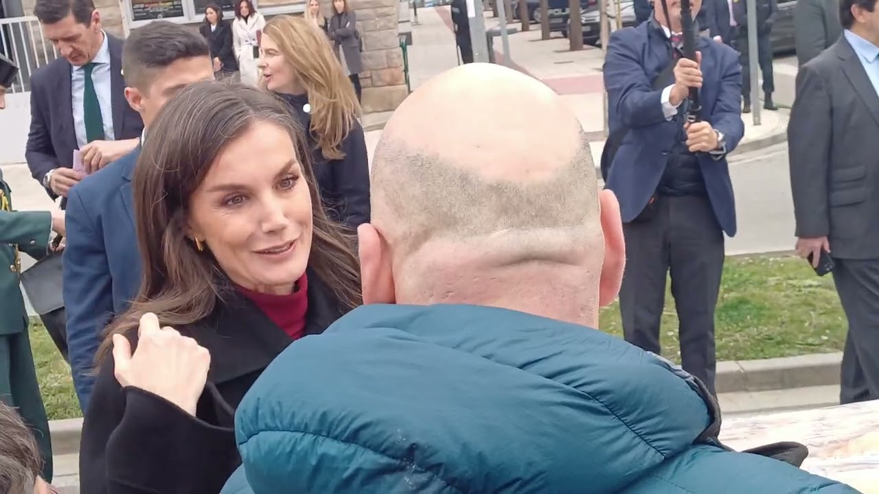La reina Letizia saluda a los vecinos de Tudela a su llegada al Cine Moncayo