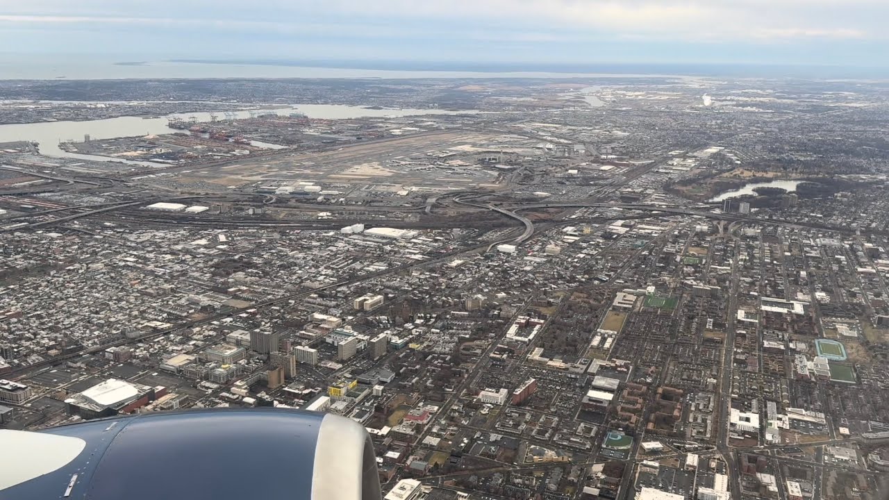 Boeing 737-900 taking off Newark, New Jersey EWR 04L