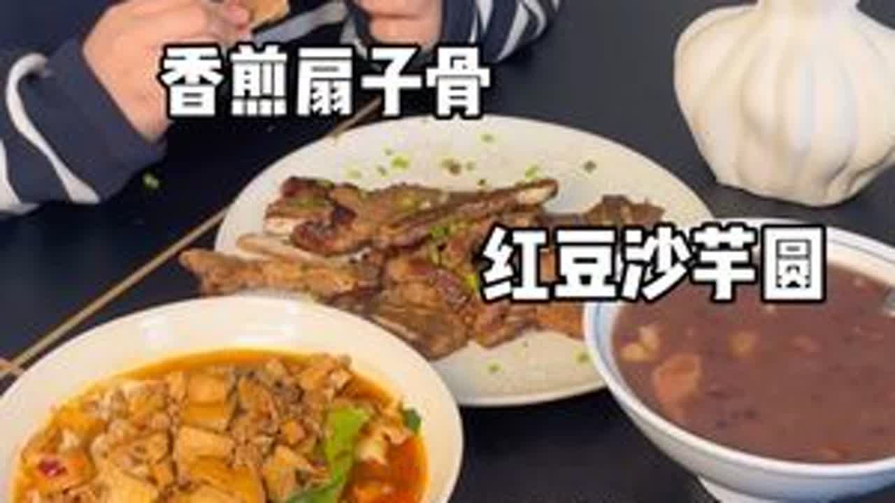 前两天在一个面馆吃到的～肉酱油泼汤面，复刻出来啦！真的好香呀！#天冷了就想吃这一口 有油泼面的香、又带汤，肉酱里多放点香干，越嚼越香，爱吃面食的一定要去试试呀！#在家做美食 #油泼面 #小学生午...