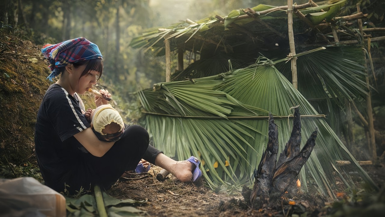 Single Mom Builds a Shelter for Her Baby – Surviving on Raw Bamboo Shoots