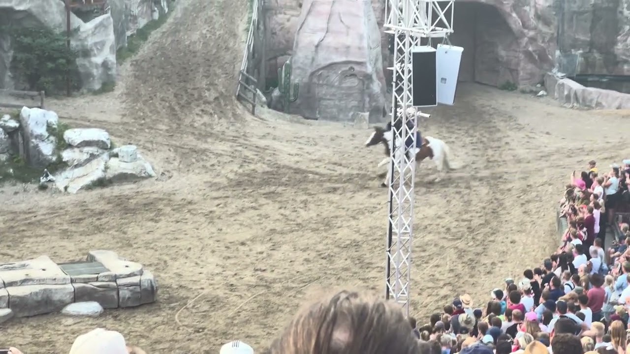 Karl May Spiele 2024 Winnetou II Bad Segeberg Das ganze Ensemble verabschiedet sich.