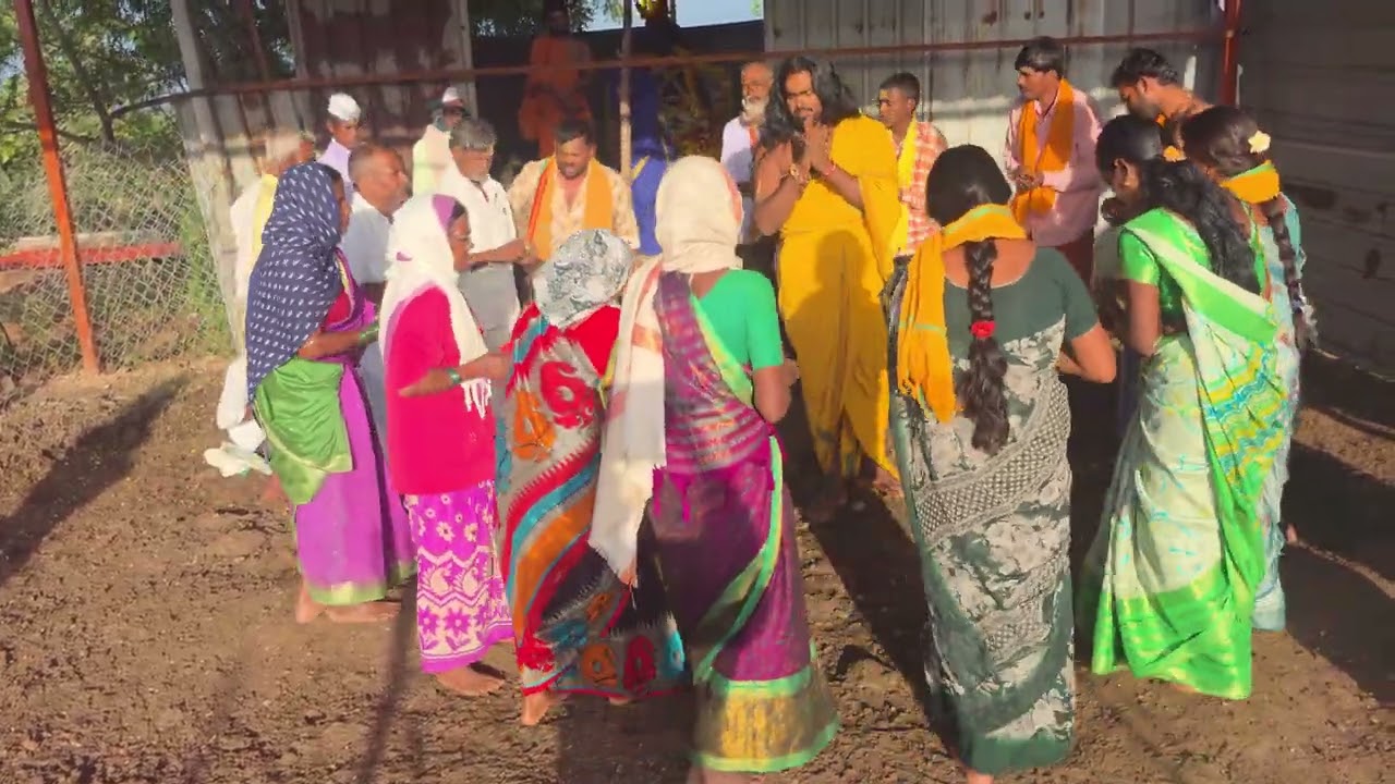 శ్రీ సర్వేశ్వరపురంలో లక్ష బిల్వార్చన కార్యక్రమంలో చివరి రోజు భజన చేస్తున్న శ్రీ సర్వేస్వర భక్త బృందం