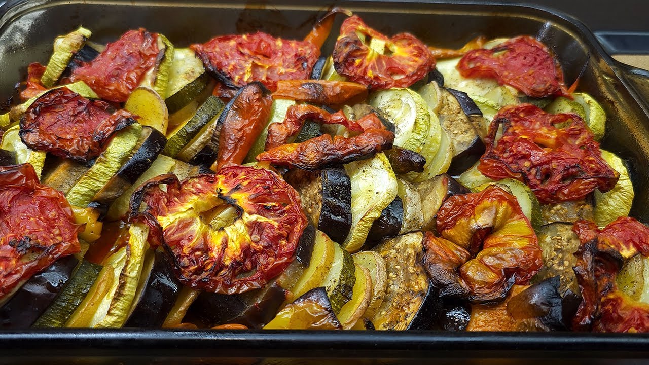 Summer vegetables in the oven    (Briam)  Τα καλοκαιρινά λαχανικά στο φούρνο.
