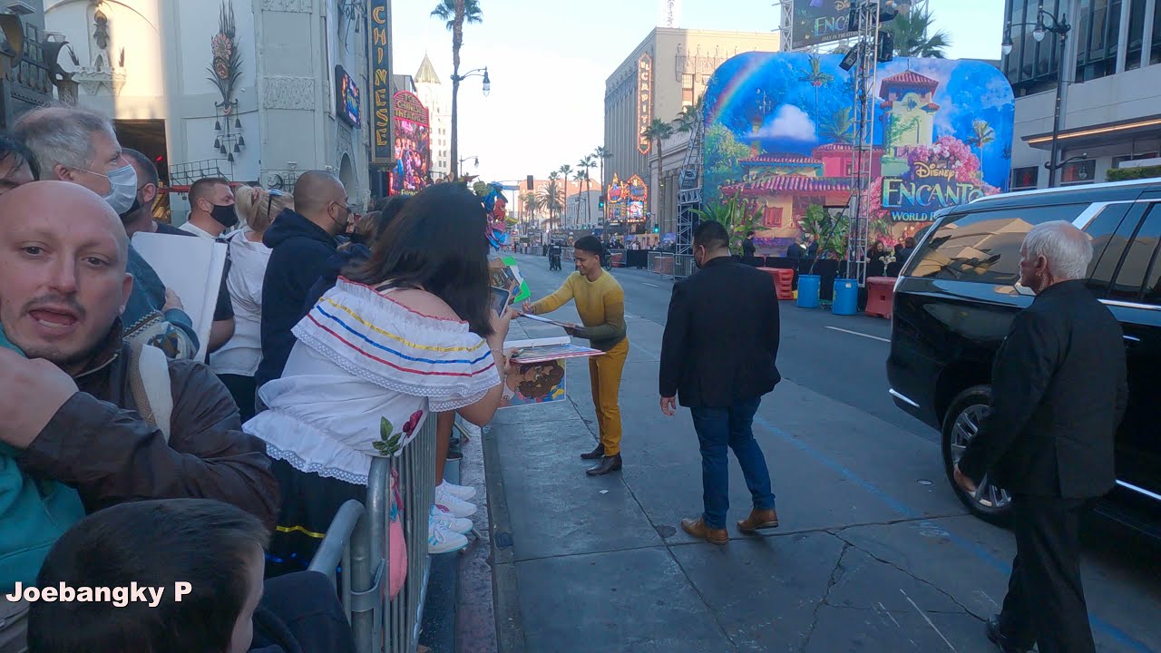 Rhenzy Feliz signing autographs.