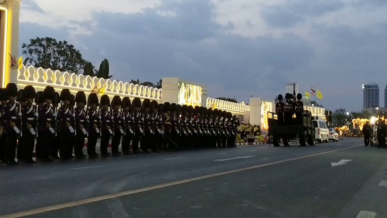 ทหารอันเชิญธงชัยเฉลิมพลกลับ ในงานพระราชพิธีบรมราชาภิเษก