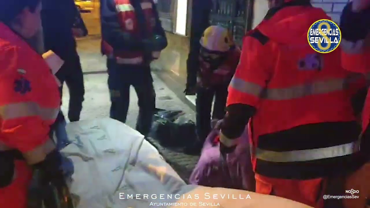 Rescatado un vecino a través una ventana durante el incendio de su vivienda en Sevilla #bellavista