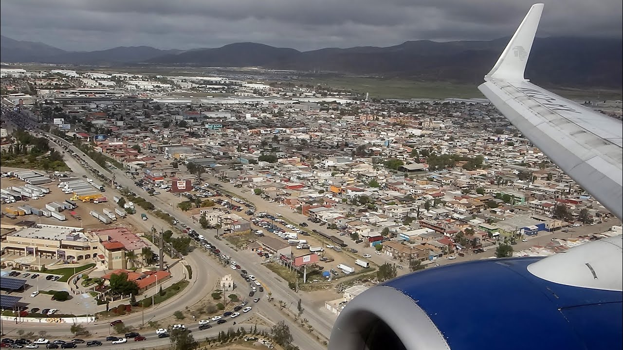 AeroMexico 737-700 Landing in Tijuana
