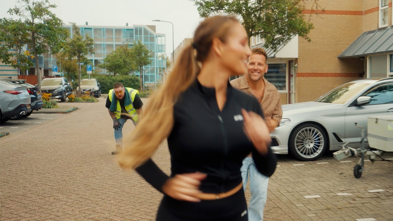 Wesley Klein ft. Bolle Tito - Hey Buurvrouw (Offici&euml;le Videoclip)