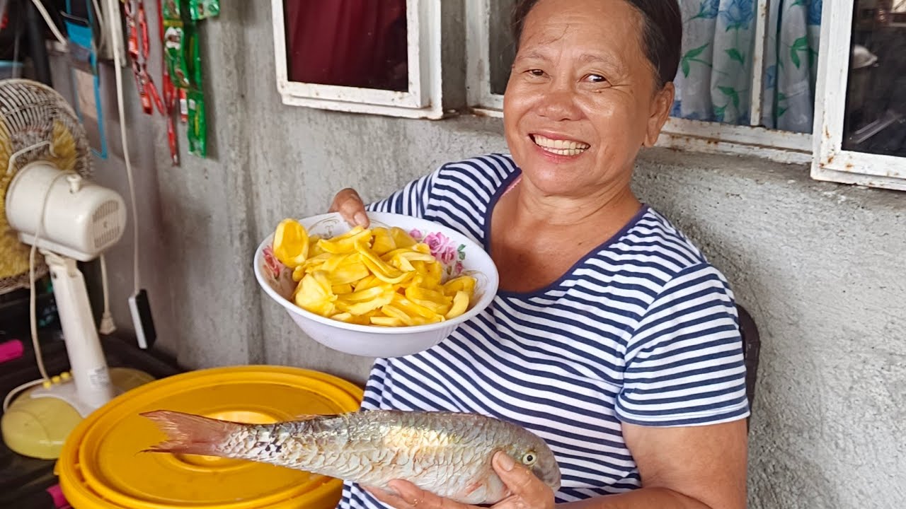 naghimay ng langka at naglinis ng isda