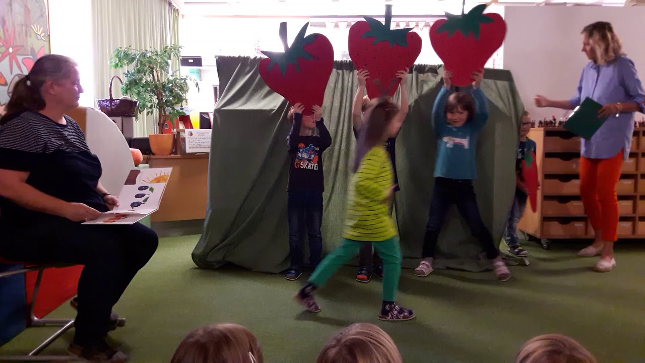 "Die kleine Raupe Nimmersatt" (Theaterstück der "Eisbärenklasse")