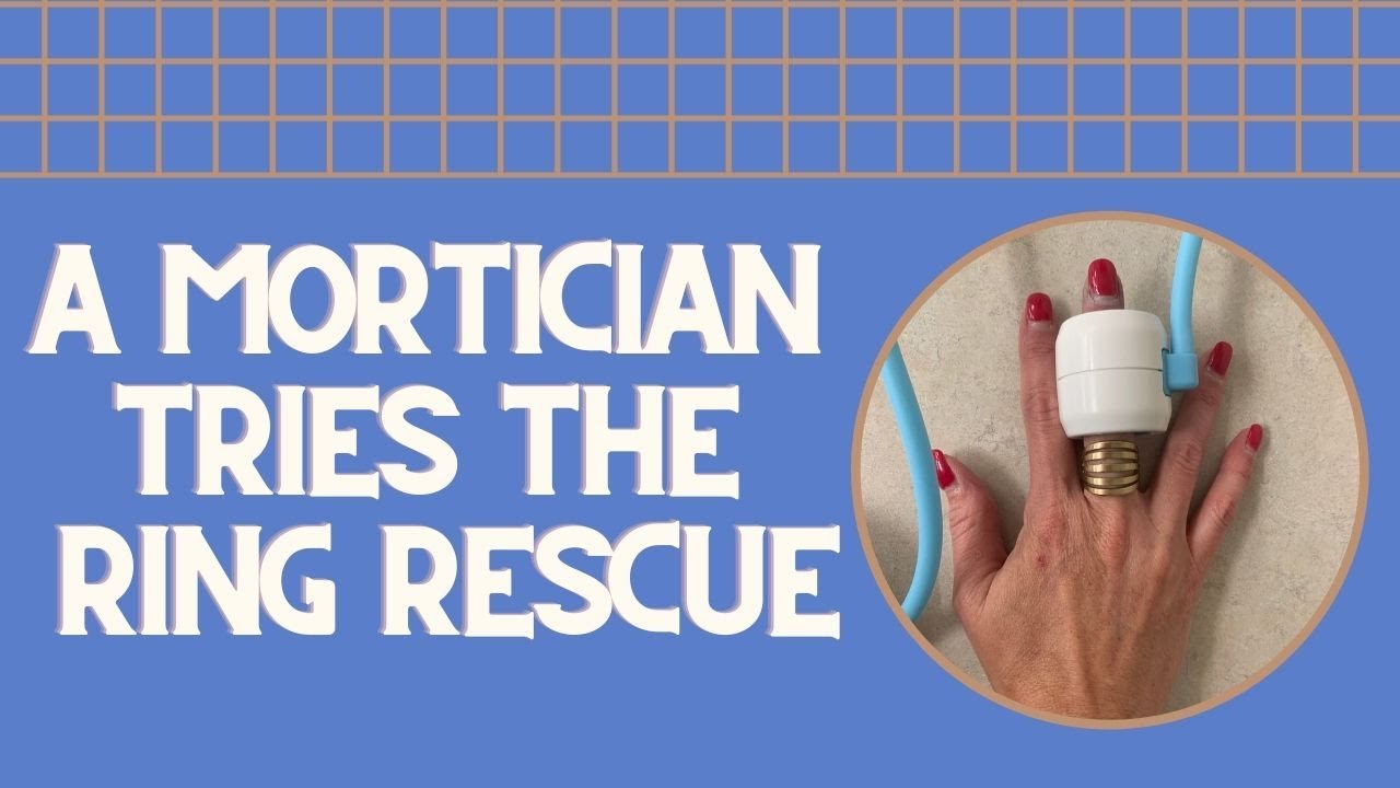 Кэри, гробовщик, осваивает устройство для компрессии Ring Rescue
