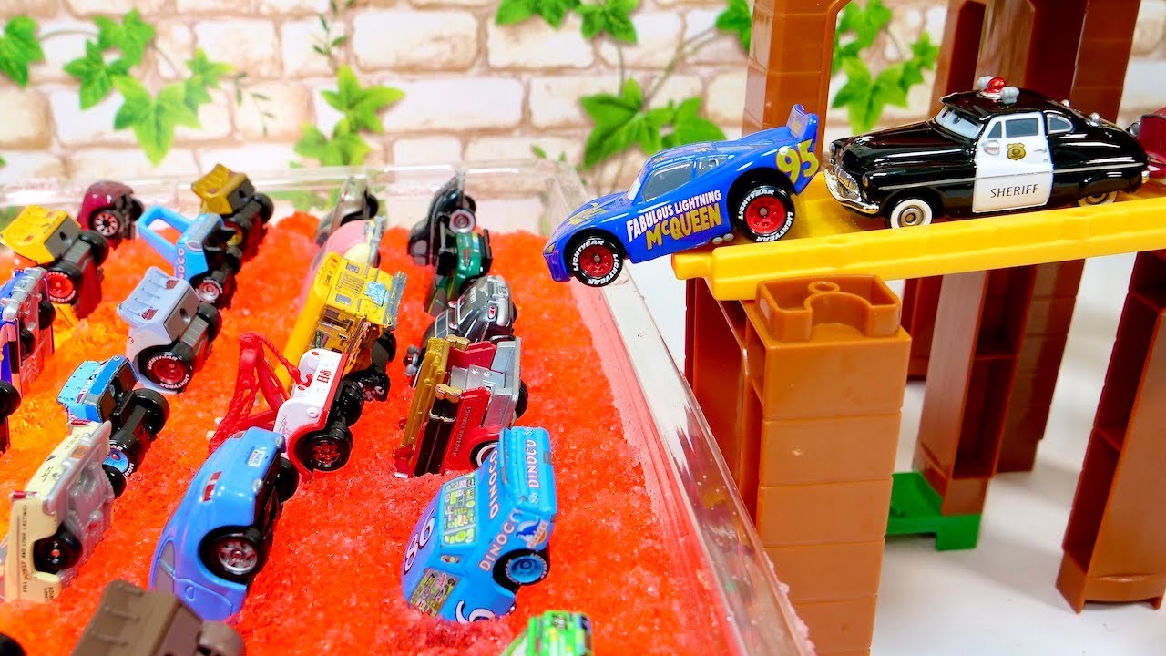 『カーズ』色んなカーズのミニカーがトミカのスロープを登り坂道を走る。Cars minicars run down Tomica's Slope♪