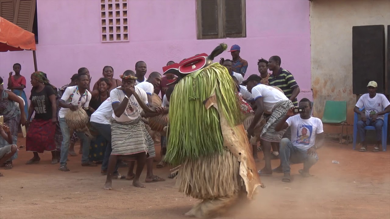 Danses funéraires à Bendekouassikro (Bouaké - Côte d’Ivoire)