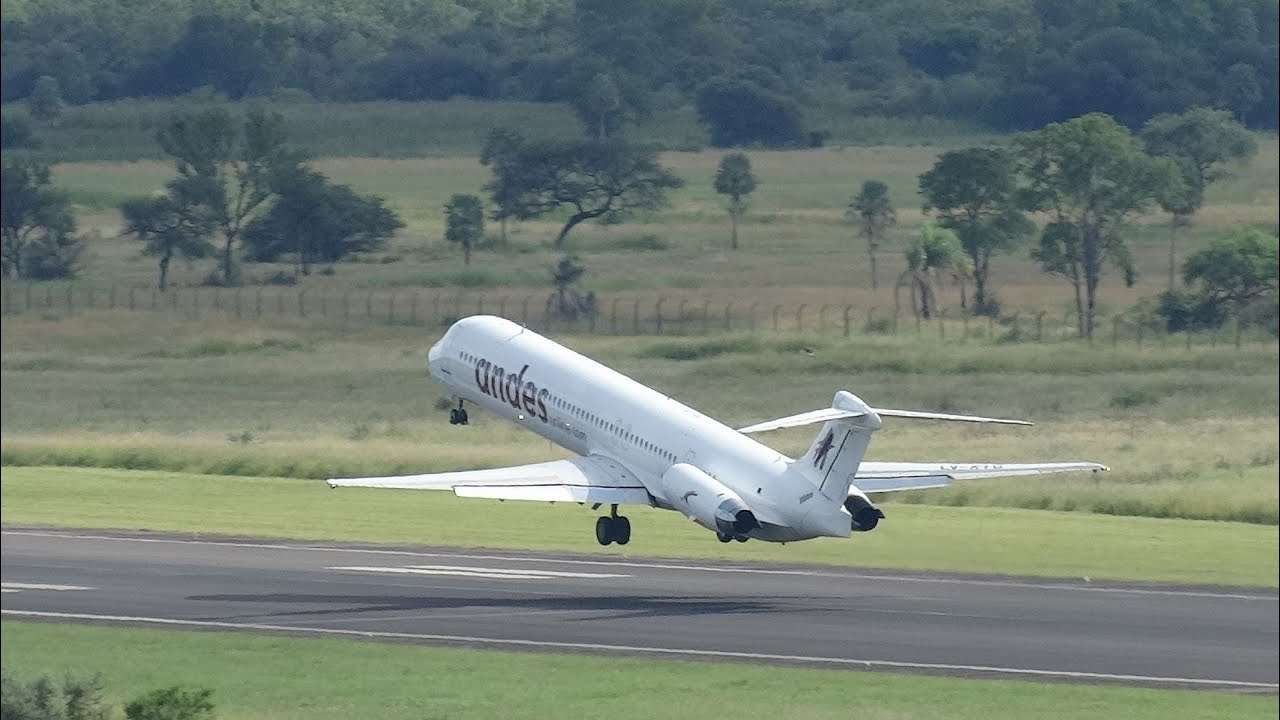 MD-83 Andes despegando del Aeropuerto de Resistencia