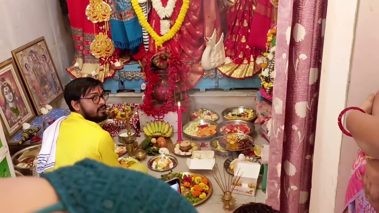 আমার মা খুব জাগ্রত।তোমায় কাছে মায়ের ভিডিও টা গেলে এরিয়ে যেও না।মনে বিশ্বাস রাখো।জয় মা মনসা। 