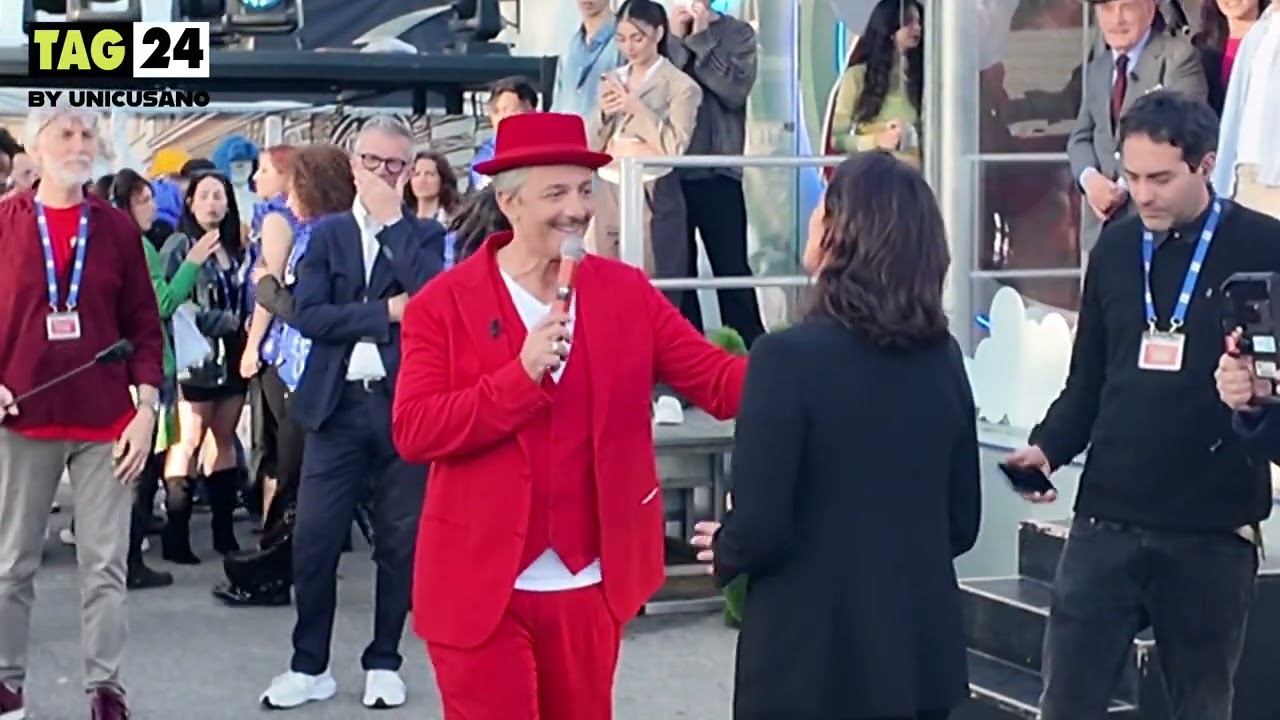 Viva Rai 2 ultima puntata, Fiorello ringrazia tutti e abbraccia la figlia Angelica