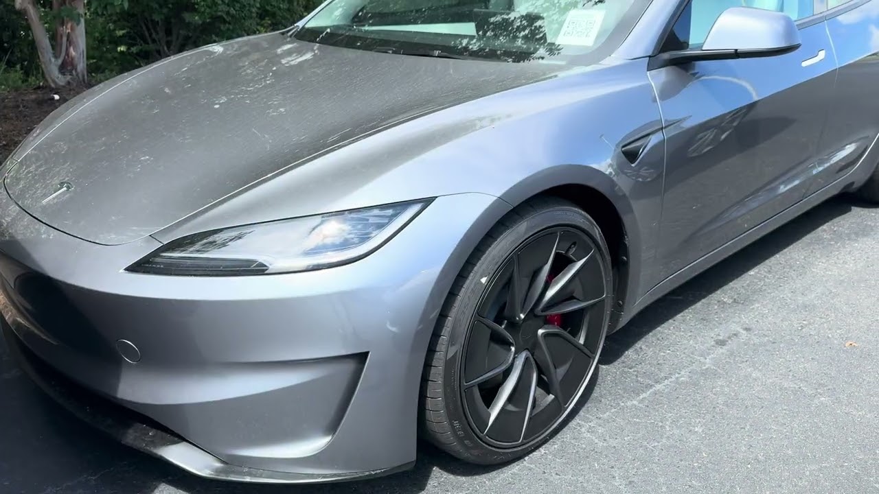 Характеристики Tesla Model 3 2024 года, цвета Quicksilver против Silver Metallic и Stealth Grey: