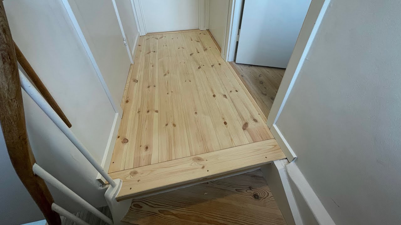 Søndag er bare en hyggedag 😆😆 Montering af plankegulv i fyrretræ.