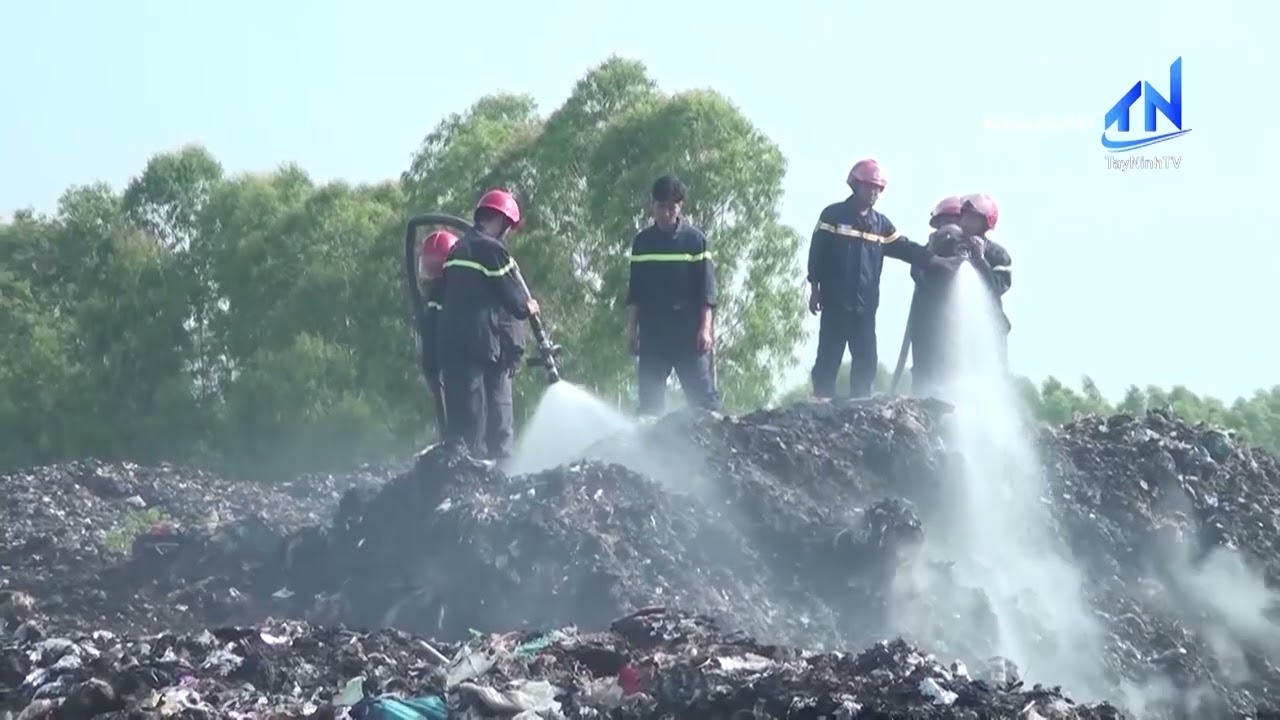 Khống chế các điểm phát khói, ngăn cháy lan tại bãi rác ở Đông Thành | TayNinhTV