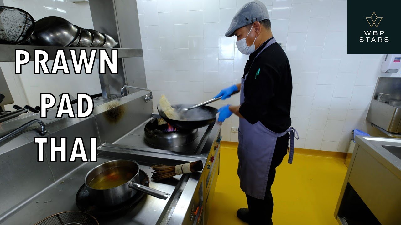 Chef Sorn prepares Pad Thai 