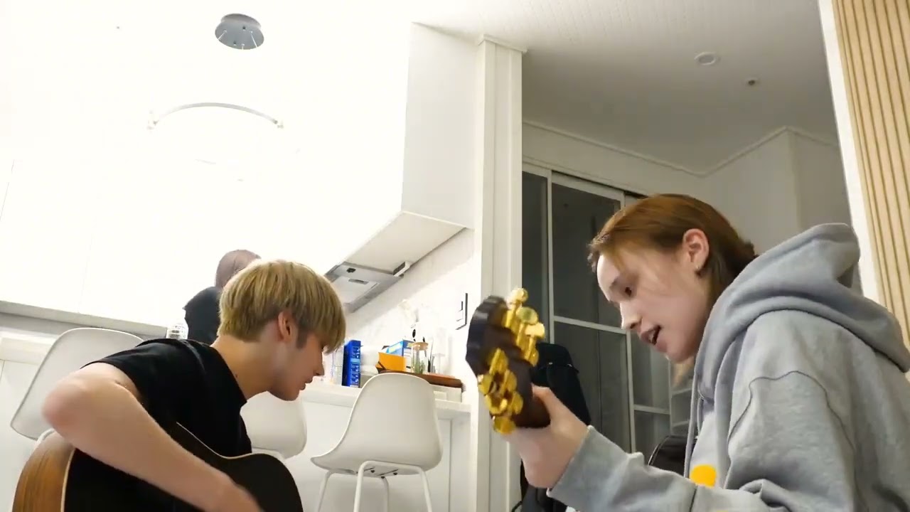 Huening Siblings jamming to 'Price Tag'
