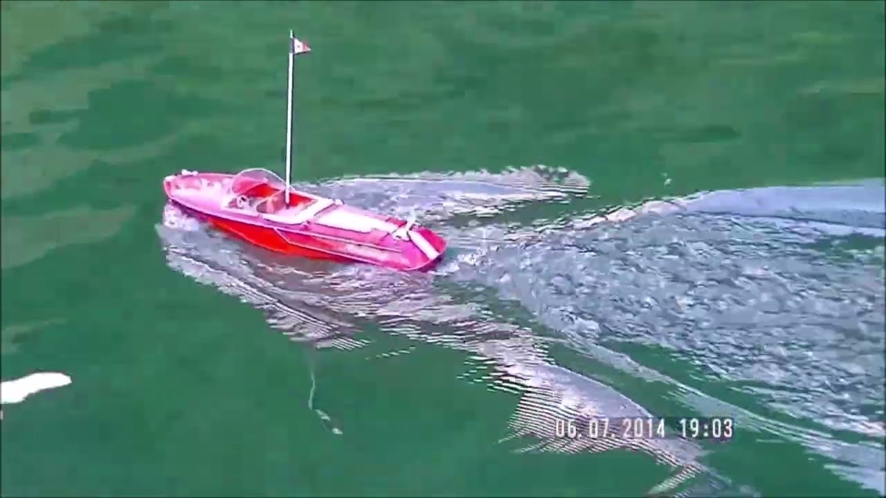 UN PICCOLO MOTOSCAFO VAGABBONDEGGIA  NELLE PLACIDE ACQUE DEL LAGO DI MONTICCHIO (pz)