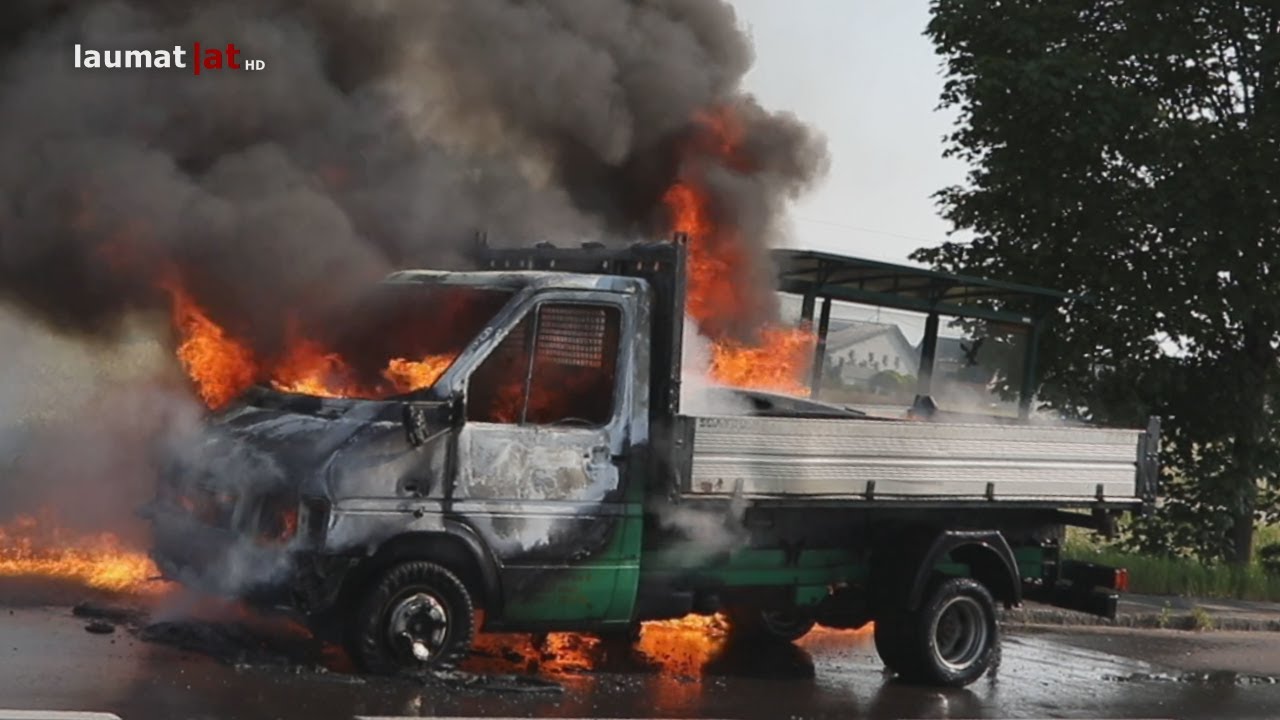 Vollbrand eines Pritschenwagens auf Wiener Straße bei Marchtrenk